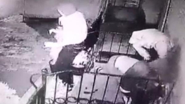 Kadın kıyafeti giyen silahlı soyguncular kamerada