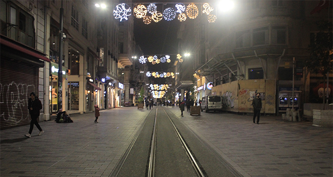 Korona virüs nedeniyle İstiklal Caddesi ve Taksim Meydanı boş kaldı