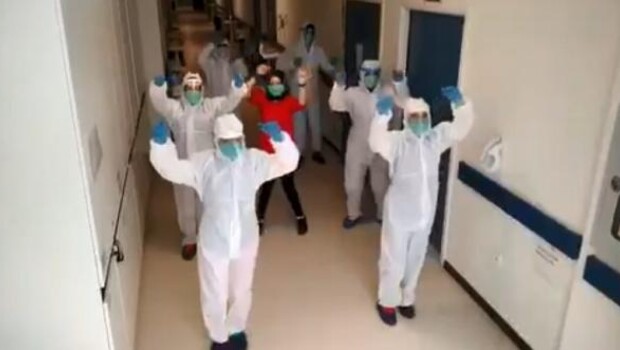 Sağlık çalışanları 'erik dalı' oynayarak hastalara moral verdi