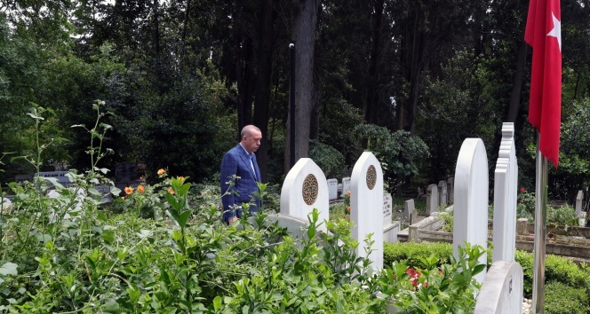 ERDOĞANDAN AİLE KABRİSTANINA ZİYARET