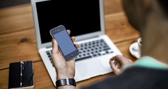 Telefonları kaplayın, iş yerinde önlük giyin