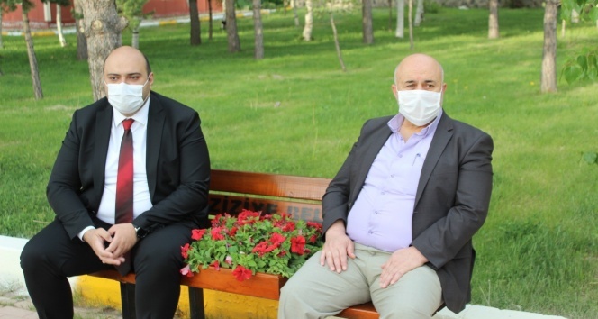 Oturma banklarına çiçekli sosyal mesafe