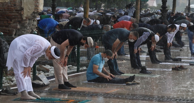 Sağanak yağmur altında korona virüs tedbirli 4. cuma namazı
