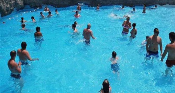 Yüzme havuzlarına dikkat,  size de bulaşabilir