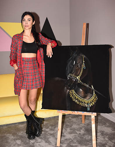 BERFİN ULUMAN SANAT ATÖLYESİ TABLOLARIYLA FOTO (2)