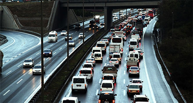 İstanbul’da öğle saatlerinde şaşırtan trafik yoğunluğu