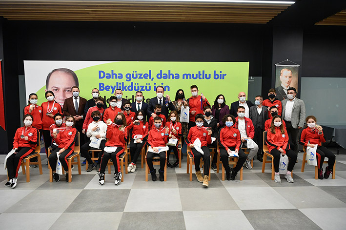 ŞAMPİYON YÜZÜCÜLER, BAŞKAN ÇALIK’I ZİYARET ETTİ (4)