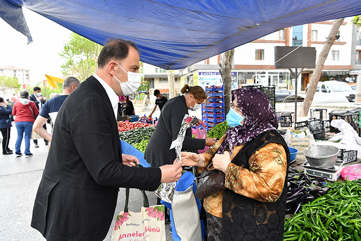 BEYLİKDÜZÜ ANNELER GÜNÜ’NÜ ÇİÇEKLERLE KUTLADI (2)