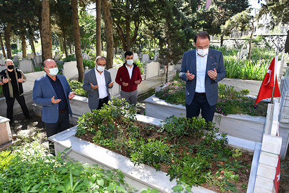 BEYLİKDÜZÜ'NDE KABİRLER DUASIZ KALMADI