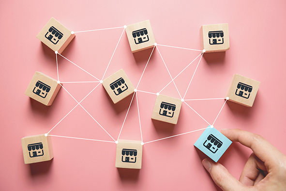 Woman,Hand,Choose,Wood,Blog,With,Franchise,Marketing,System,In