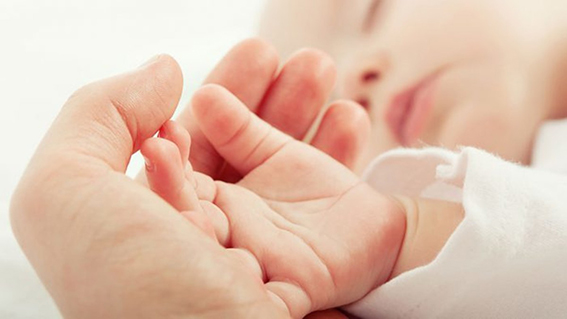 BEBEĞİNİZLE TEN TENE TEMAS KURUN!