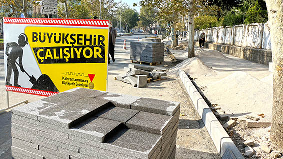 NFK BULVARI’NDA YÜRÜYÜŞ YOLLARI YENİLENİYOR