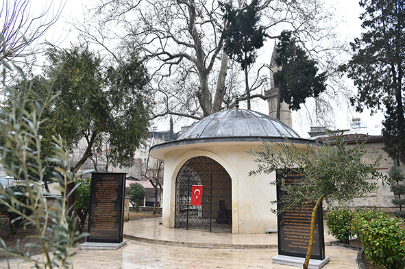 DULKADİROĞLU BELEDİYESİ’NDEN SÜTÇÜ İMAM TÜRBESİ’NDE TADİLAT
