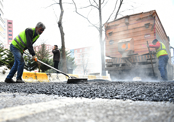 BEYLİKDÜZÜ’NDE KAR YAĞIŞINDAN ZARAR GÖREN YOLLAR ONARILIYOR