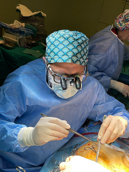 DOÇ. DR. MAZLUM ŞAHİN; “KÜÇÜK KESİ YÖNTEMİYLE KORONER BYPASS (KAPALI BYPASS ) YÖNTEMİNİ ANLATIYOR