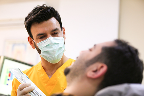 YÜZ MASKESİ TAKARKEN AĞIZ KOKUSUNUN NEDENLERİ