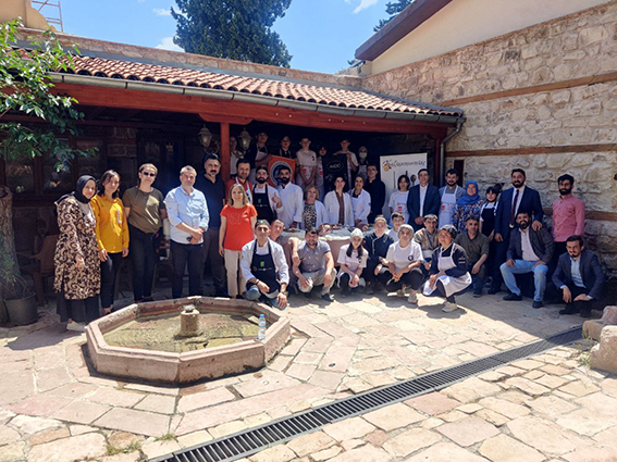 photo5796352588847888637