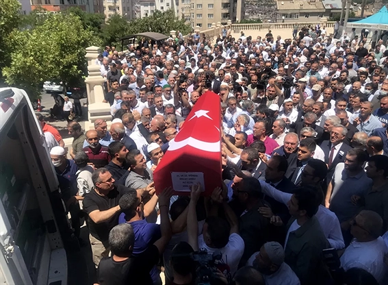 aa-20220718-28443793-28443792-eski-ak-parti-kahramanmaras-milletvekili-ve-belediye-baskani-ali-sezalin-cenazesi-topraga-verildi