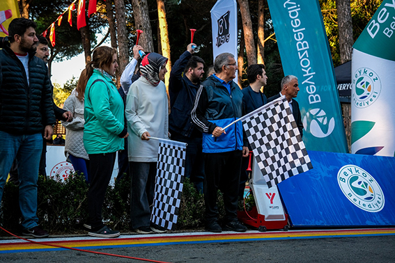 Beykoz Kaymakamı Esengül Korkmaz Çiçekli (bayraklı Solda) ve Beykoz Belediye Başkanı Murat Aydın (Sağda)