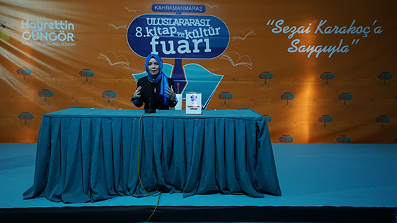 Hatice Kübra Tongar söyleşi ve imza günü (11)