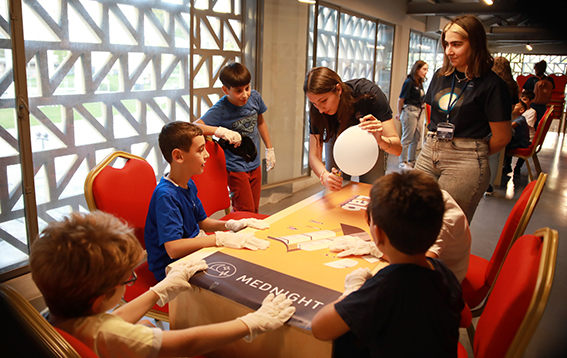 AKDENİZ BİLİMİNİN COŞKUSU, EŞZAMANLI MEDNIGHT ETKİNLİKLERİ İLE KUTLANDI