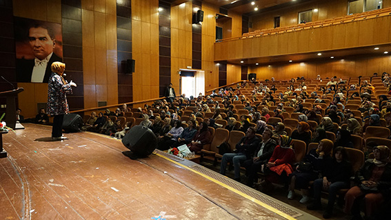 YAZAR TONGAR, AİLENİN ÖNEMİNİ ANLATTI