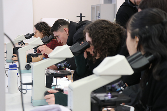 Bezmiâlem Vakıf Üniversitesi Liselilere Sağlık Yolunda Rehber Oluyor