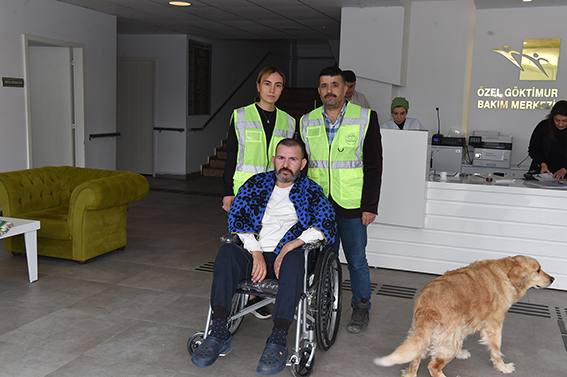 DULKADİROĞLU’NDAN İHTİYAÇ SAHİBİ VATANDAŞA TEKERLEKLİ SANDALYE