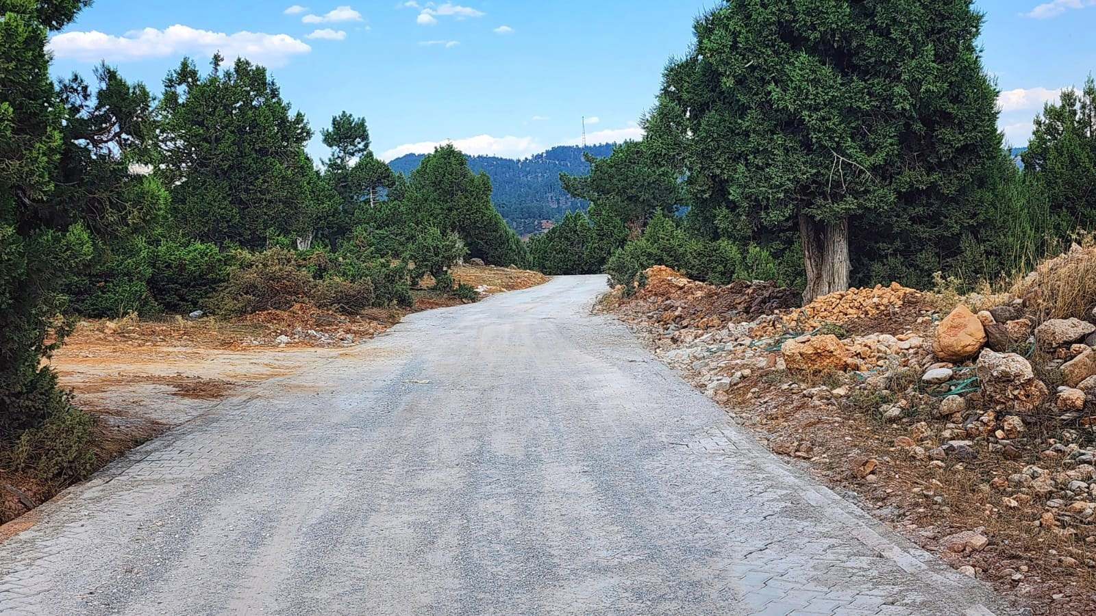 Büyükşehir Göksun Kırsalında Ulaşım Yatırımlarını Sürdürüyor