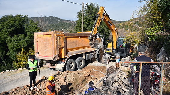 Büyükşehir, Bir Mahallenin Daha İçmesuyu Sorununu Çözüme Kavuşturuyor