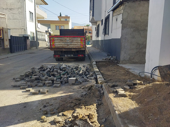 DULKADİROĞLU’NDA YOL, ASFALT VE PARKE SEFERBERLİĞİ