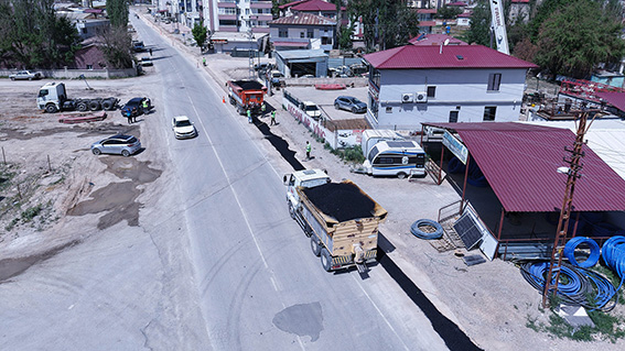 Elbistan’da Altyapısı Tamamlanan Mahallelerde Asfalt Başladı
