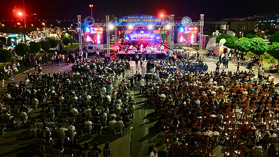 Onikişubat Gençlik Festivali’nde Yücel Arzen ve genç yeteneklerden unutulmaz performans