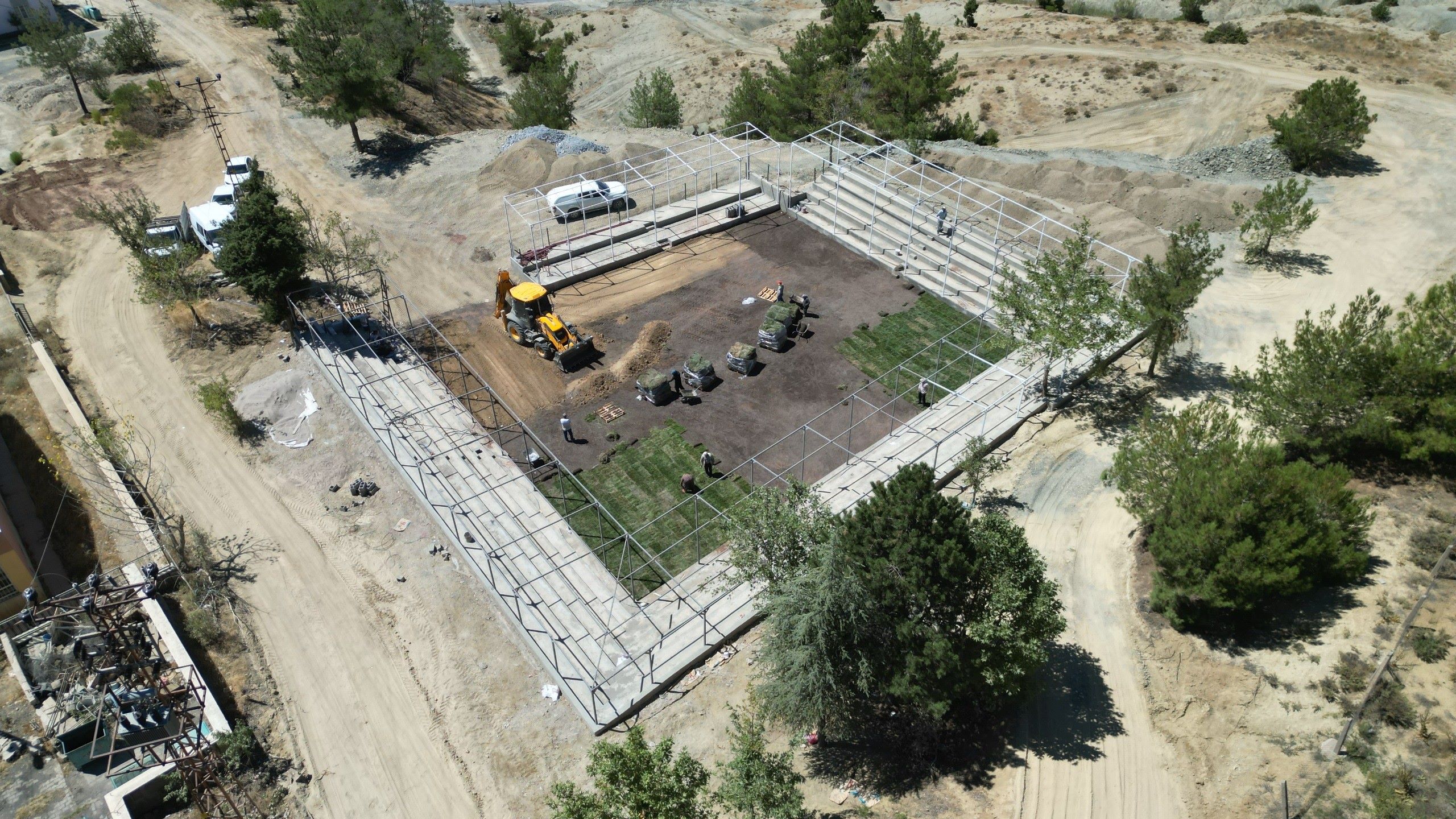BAYDEMİRLİ GÜREŞ SAHASI ÇALIŞMALARI TÜM HIZIYLA DEVAM EDİYOR