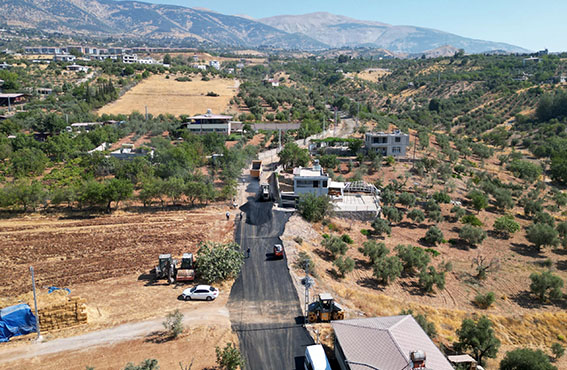 DULKADİROĞLU’NDA YOL YAPIM SEFERBERLİĞİMİZ SICAK ASFALT ÇALIŞMALARIYLA DEVAM EDİYOR