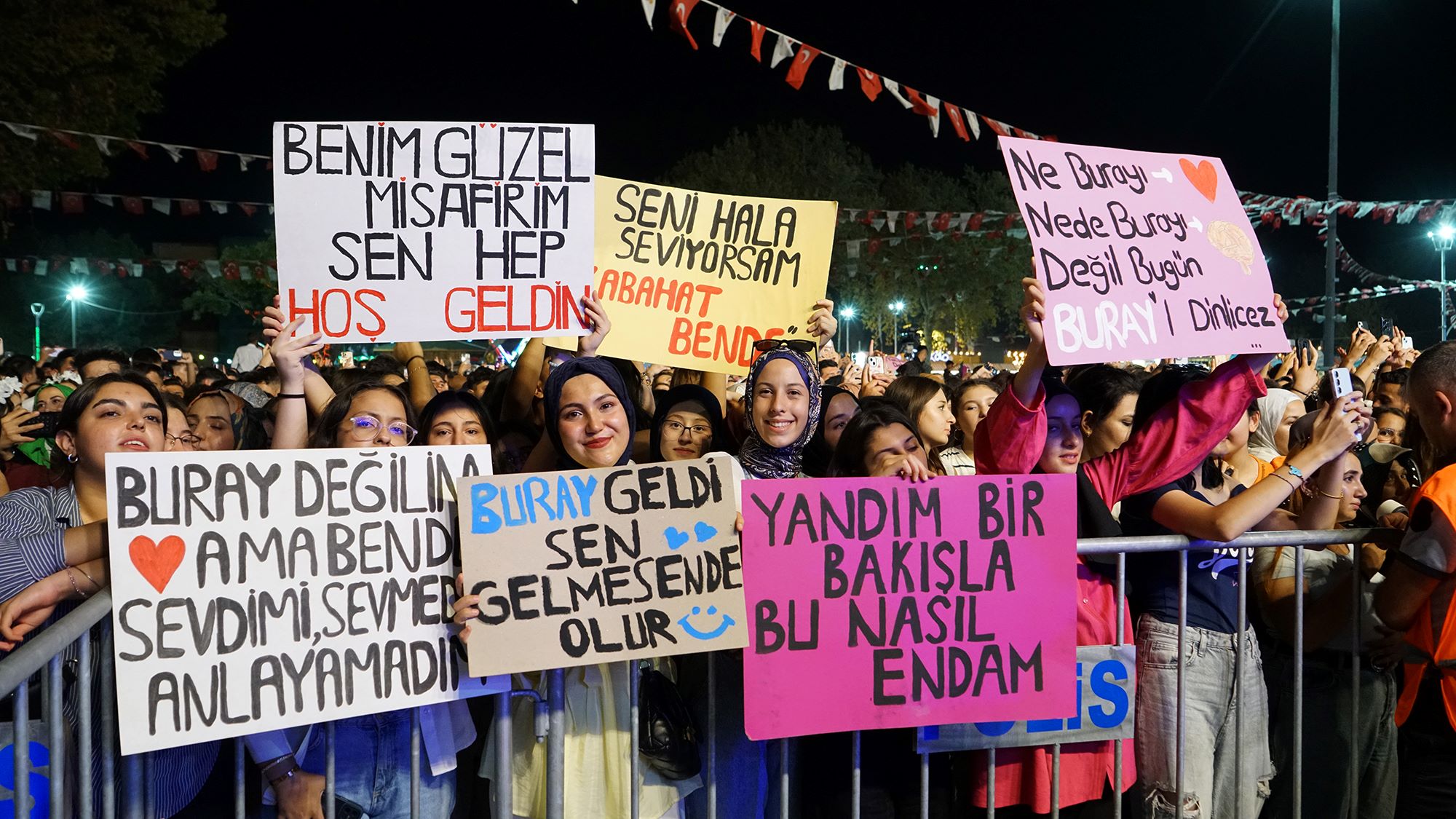 Buray Söyledi, Binlerce Kişi Hep Bir Ağızdan Eşlik Etti; KAFUM’da Müzik Ziyafeti