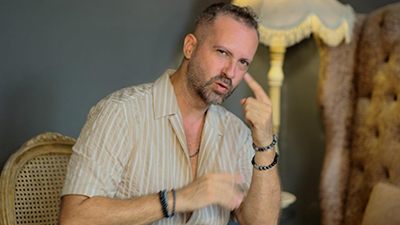 Müzikonair CEO’su Özcan Beylan’dan Ters Köşe!  “Bas Git” ile Müzik Kariyerine İlk Adımını Attı!..