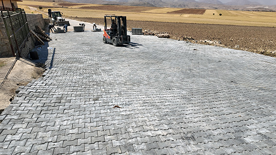 Büyükşehir’den Elbistan Kırsalına 5 Bin Metrekarelik Kilit Parke