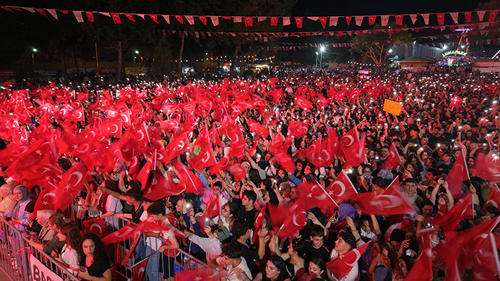 Zafer Bayramı Coşkusu Gökhan Türkmen Konseriyle Tavan Yaptı