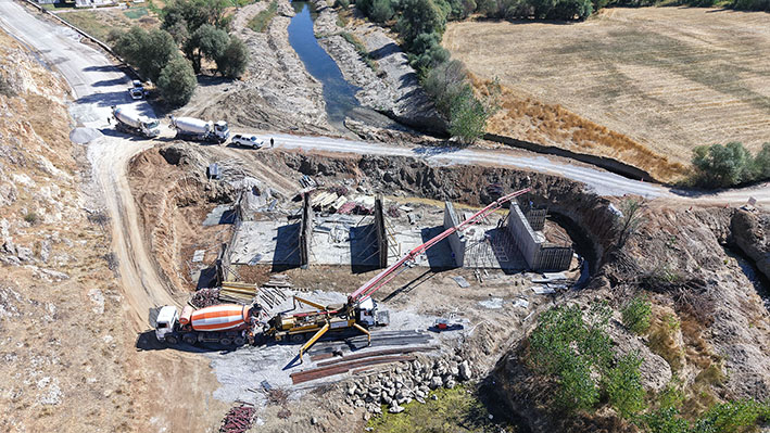 Göksun’daki Modern Köprü Hızla Yükseliyor