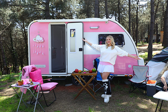 HAMİYET SÖZLERİYLE PEMBE KARAVANI SALLADI