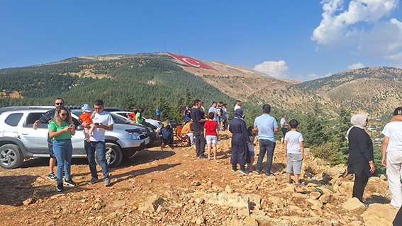 Savaşan Şahinler, Dünyanın En Büyük Türk Bayrağını gösteri uçuşuyla selamladı