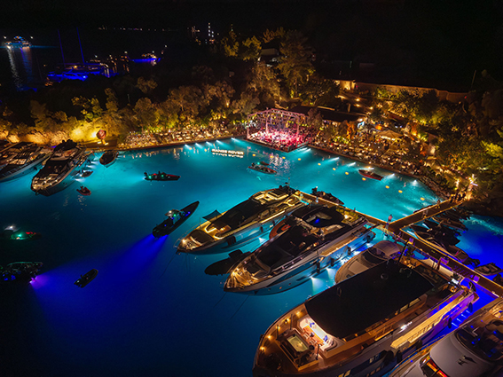 MIORI’de Pink Martini Rüzgârı: Range Rover Sponsorluğunda Yıldızların Altında Unutulmaz Bir Gece