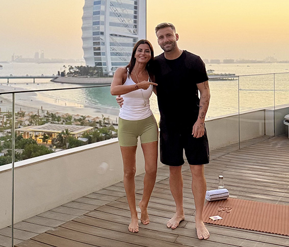 ECE VAHAPOĞLUNDAN İNGİLİZ FUTBOLCUYA YOGA