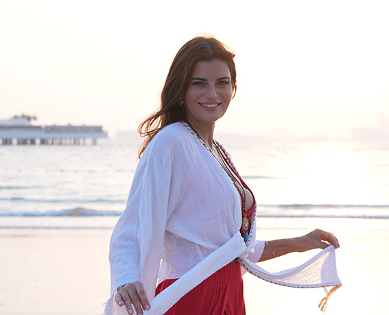 Ece Vahapoğlu, Dubai’de Dolunay Seremonisi ve Yoga Yaptırdı