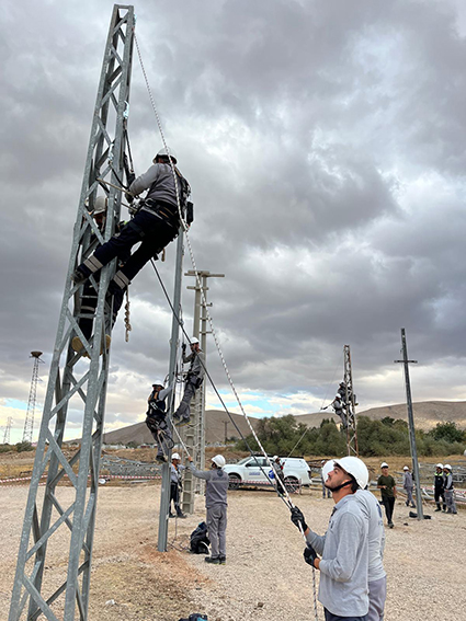 AKEDAŞ’tan Saha Çalışanlarına Yüksekte Güvende Çalışma Eğitimi