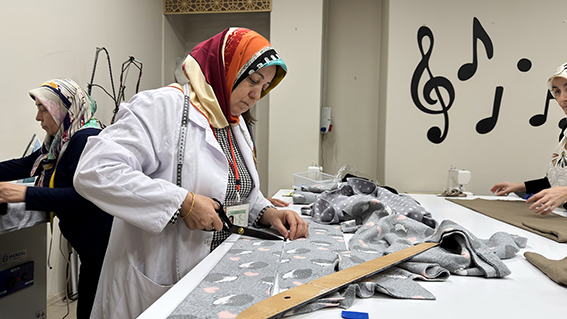 KAMEK’in Giyim Atölyesinde Kadın Eliyle Üretim ve Dönüşüm