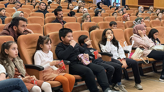 Büyükşehir’den Çocuklara Uluslararası Tiyatro Deneyimi