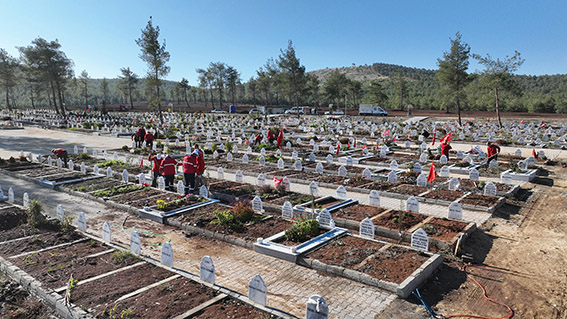 Büyükşehir, Mezarlıklarda Bakım ve Düzenleme Çalışmalarını Sürdürüyor