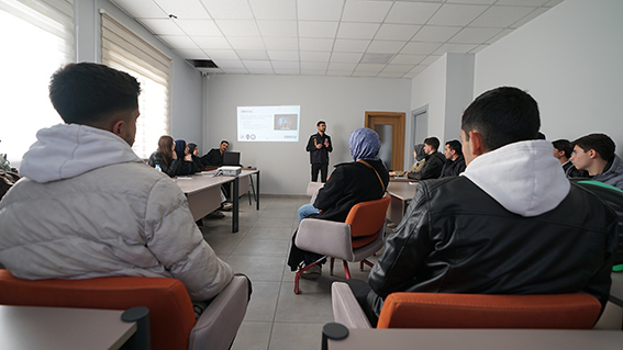 Bilinçli Gençlik İçin Örnek Buluşma; Pusula Maraş’tan Farkındalık Semineri